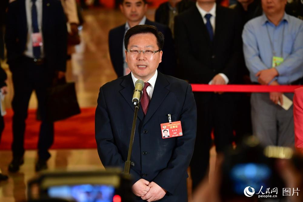 全國政協(xié)委員、中國聯(lián)通研究院院長張云勇接受記者采訪。