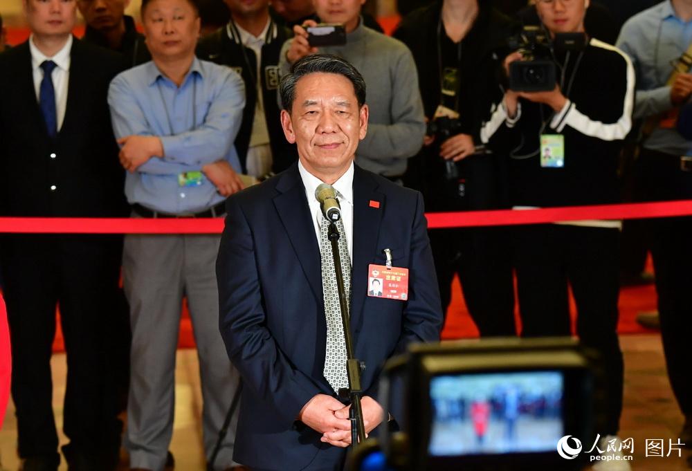 全國政協(xié)委員、中國探月工程總設(shè)計師吳偉仁接受記者采訪。