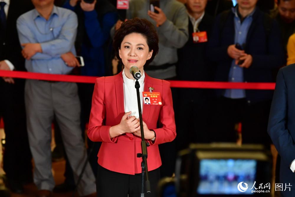 全國政協(xié)委員、中央廣播電視總臺央視新聞主播海霞接受記者采訪。