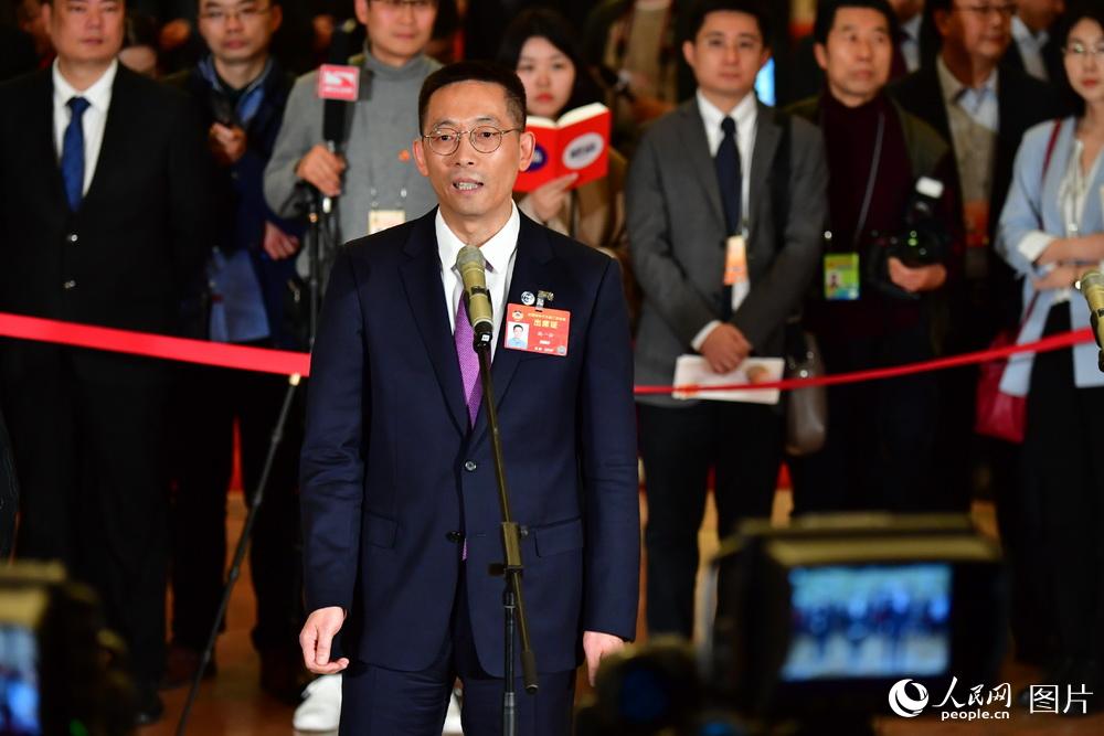 全國政協(xié)委員、西湖大學(xué)校長施一公接受記者采訪。