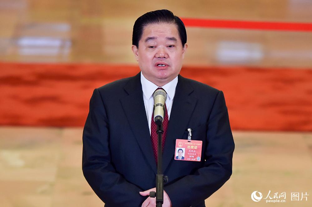 全國人大代表、河北省人大常委會(huì)黨組書記、常務(wù)副主任范照兵。