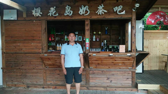 徐學(xué)書(shū)與他的奶茶店（貴州日?qǐng)?bào)當(dāng)代融媒體 李娟 攝）.jpg