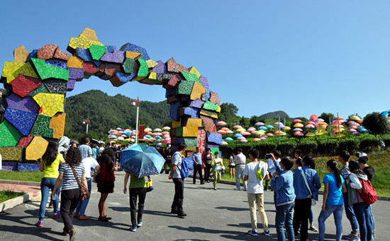 湄潭縣茶旅一體助農(nóng)增收。圖為湄潭“七彩部落”景區(qū) 瞿欣含攝_副本.jpg