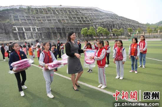 修文縣組織搬遷戶子女開展戶外拓展活動(dòng)，捐贈(zèng)愛心物資。