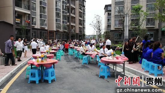 烏當(dāng)區(qū)“感黨恩聽黨話跟黨走”暨易地扶貧搬遷“共筑行動(dòng)”啟動(dòng)儀式長桌宴布置現(xiàn)場。