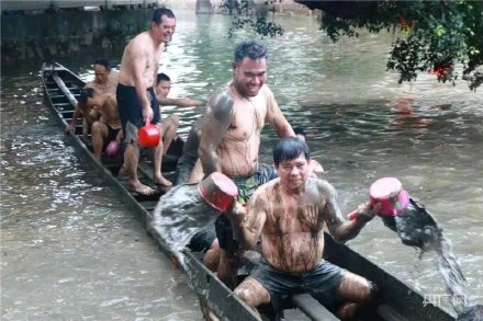 場(chǎng)面震撼！中國(guó)龍舟之鄉(xiāng)順德舉行起龍儀式