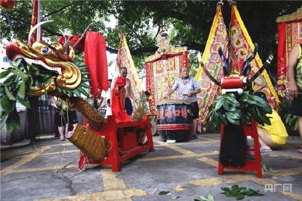 場(chǎng)面震撼！中國(guó)龍舟之鄉(xiāng)順德舉行起龍儀式