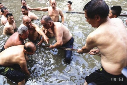 場(chǎng)面震撼！中國(guó)龍舟之鄉(xiāng)順德舉行起龍儀式