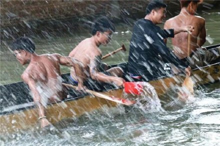 場(chǎng)面震撼！中國(guó)龍舟之鄉(xiāng)順德舉行起龍儀式