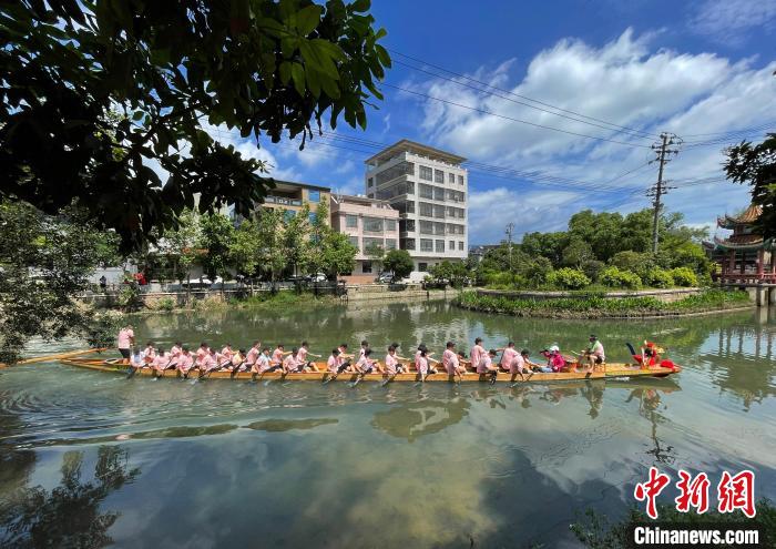 圖為5月29日，長(zhǎng)樂江田鎮(zhèn)新龍舟入水后在水中劃行?！埍?攝