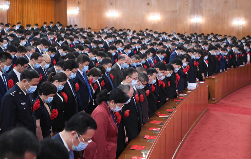 2020年9月8日上午，全國抗擊新冠肺炎疫情表彰大會在北京人民大會堂隆重舉行。這是全場肅立，向新冠肺炎疫情犧牲烈士和逝世同胞默哀。