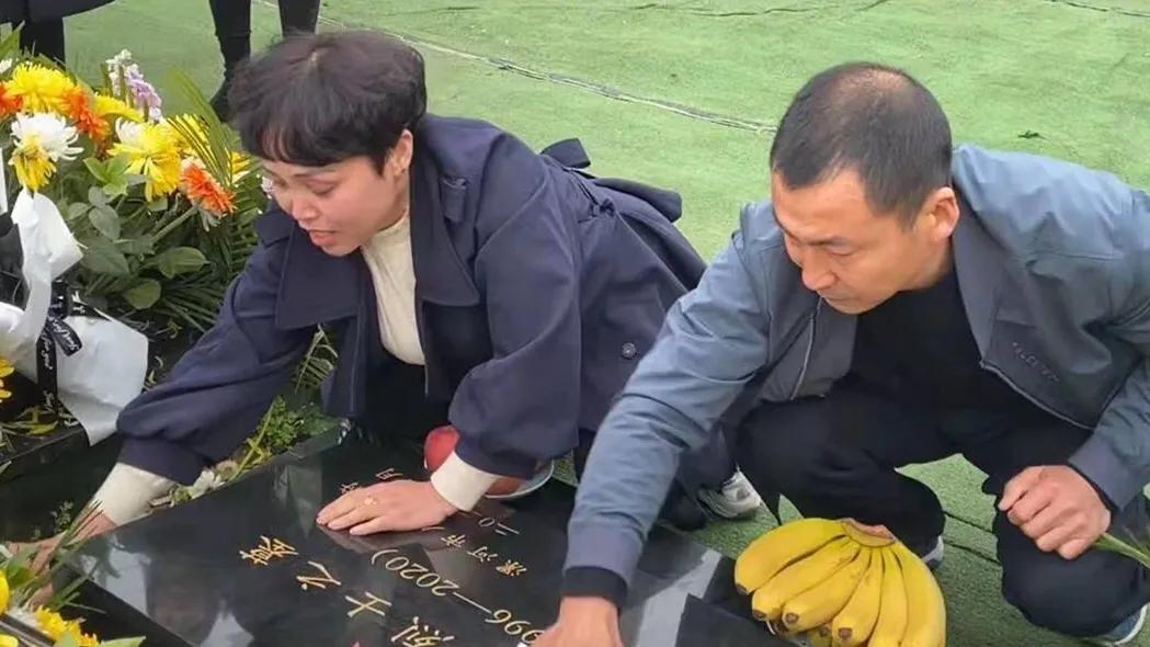 悼念戍邊烈士王焯冉：全國各地近五萬人自發(fā)獻(xiàn)花祭英烈，奶奶仍在等孫子回家