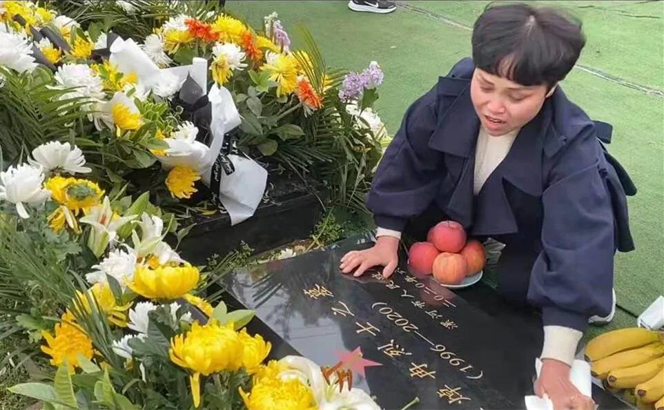 悼念戍邊烈士王焯冉：全國各地近五萬人自發(fā)獻(xiàn)花祭英烈，奶奶仍在等孫子回家