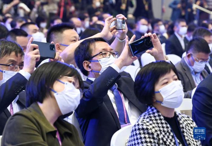 11月9日，參會者在開幕式現(xiàn)場拍照。當(dāng)日，2022年世界互聯(lián)網(wǎng)大會烏鎮(zhèn)峰會在浙江烏鎮(zhèn)開幕。新華社記者 李賀 攝