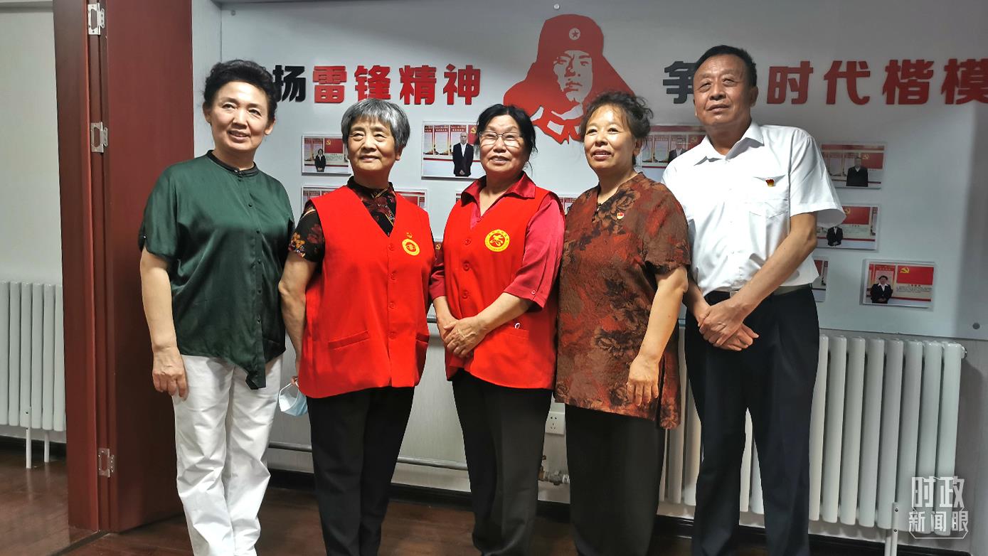 2021年8月，習(xí)近平到承德濱河社區(qū)居家養(yǎng)老服務(wù)中心調(diào)研。這是服務(wù)中心的志愿者代表。（總臺央視記者覃思拍攝）