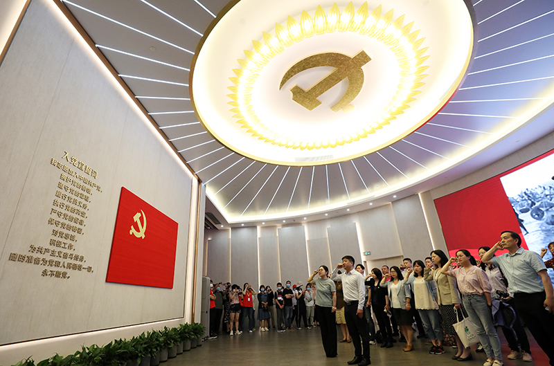 2021年6月3日，黨員在上海中共一大紀念館重溫入黨誓詞。