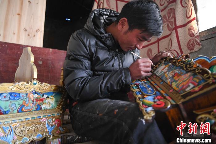 圖為拉薩手藝人制作年貨“切瑪盒”?！∝暩聛硭?攝