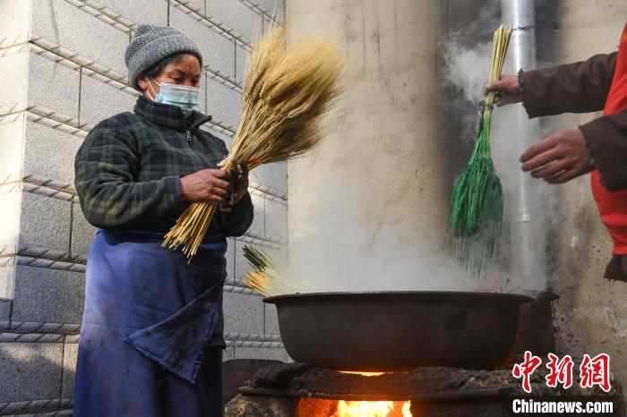 圖為拉薩手藝人制作年貨“羅薩梅朵”?！∝暩聛硭?攝