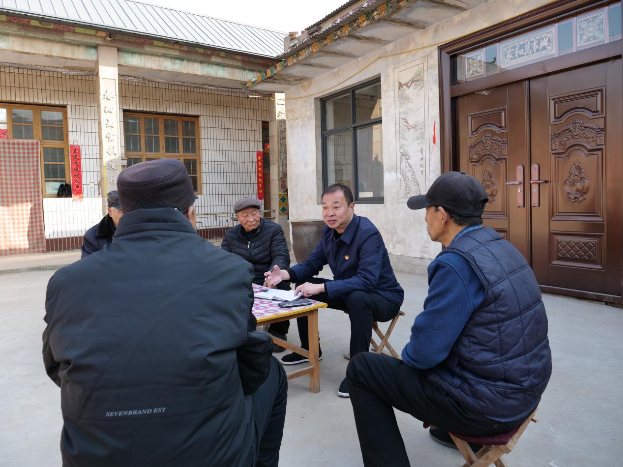2023年全國兩會(huì)前夕，全國人大代表、廣平縣后南陽堡村黨支部書記王建廣和村民座談。（受訪者供圖）