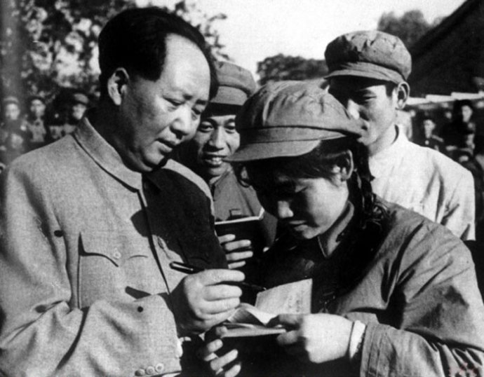 1952年，毛澤東為志愿軍歸國代表團文藝戰(zhàn)士代表謝秀民簽名留念。