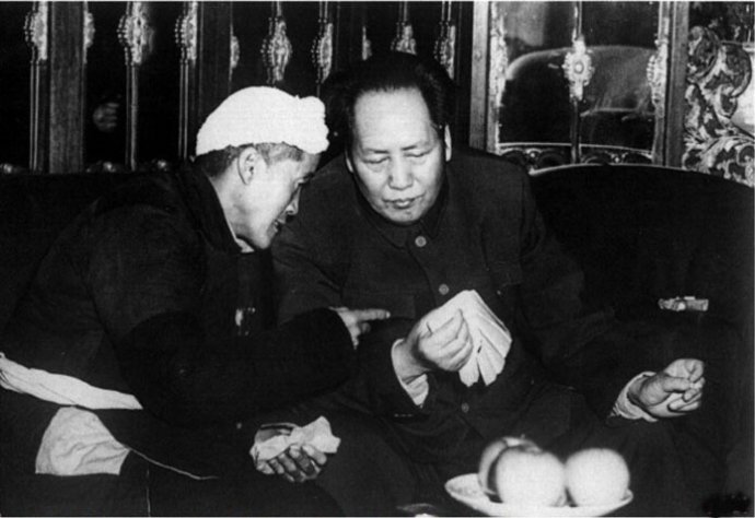 1952年，毛澤東與陜甘寧邊區(qū)勞動模范楊步浩親切交談。