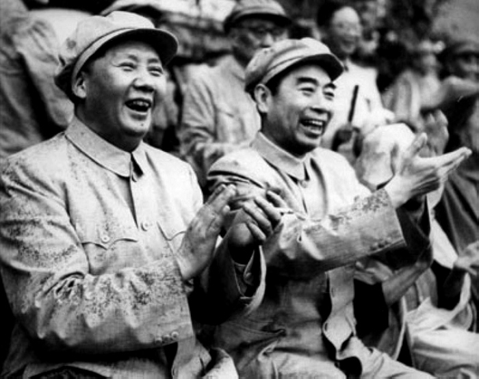 1952年，毛主席在北京與周總理冒雨觀看解放軍體育比賽。