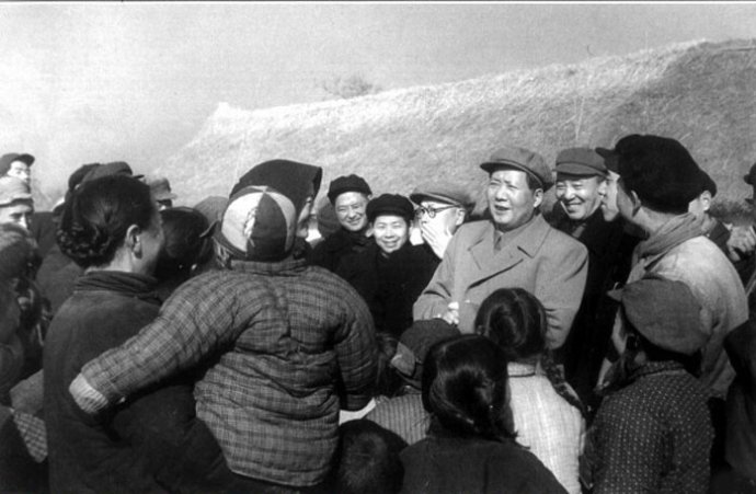 1955年，毛澤東在南京郊區(qū)饒辰鄉(xiāng)十月農(nóng)業(yè)合作社和群眾交談。