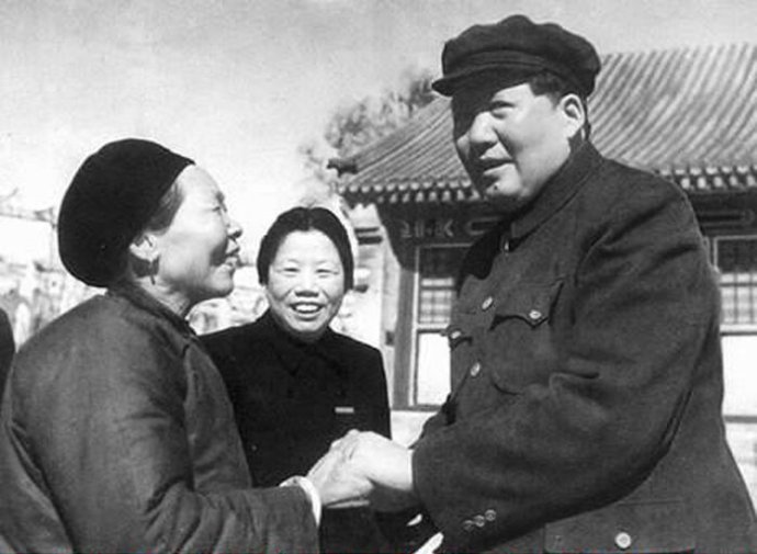 1954年，毛澤東接見抗美援朝英雄黃繼光的母親鄧芳芝。