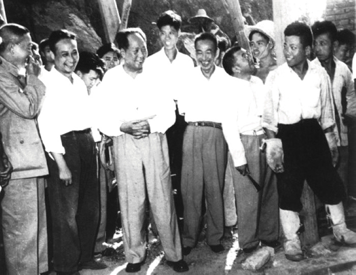 1958年，毛主席在湖北視察武昌第一紗廠(現(xiàn)武漢國棉六廠)。