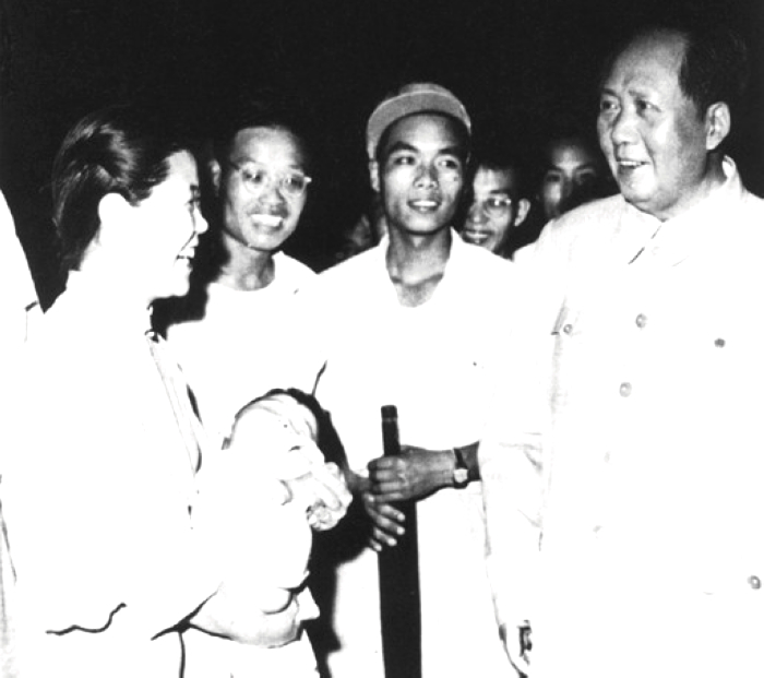 1957年，毛主席在湖北武漢長江大橋上與群眾交談。
