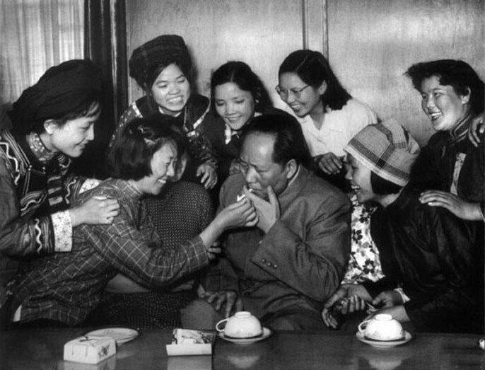 1957年，毛澤東和中國新民主主義青年團(tuán)第三次全國代表大會的“三大”代表在一起。攝影：洪克