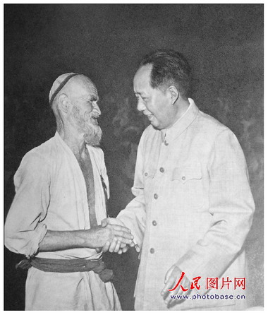 1958年，毛澤東和維吾爾族老人庫爾班·吐魯木親切握手。
