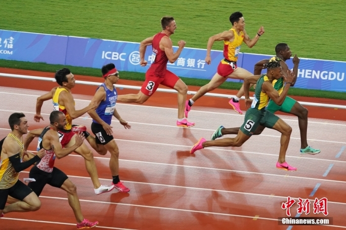 8月2日，第31屆世界大學(xué)生夏季運(yùn)動(dòng)會(huì)男子100米決賽在四川成都舉行，牙買(mǎi)加選手GOLDSON Kadrian dwayne(右一)以10秒04奪得男子百米冠軍。<a target='_blank' href='/'><p  align=