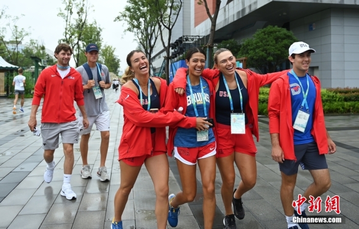 美國運(yùn)動員在村內(nèi)開心漫步。<a target='_blank' href='/'><p  align=