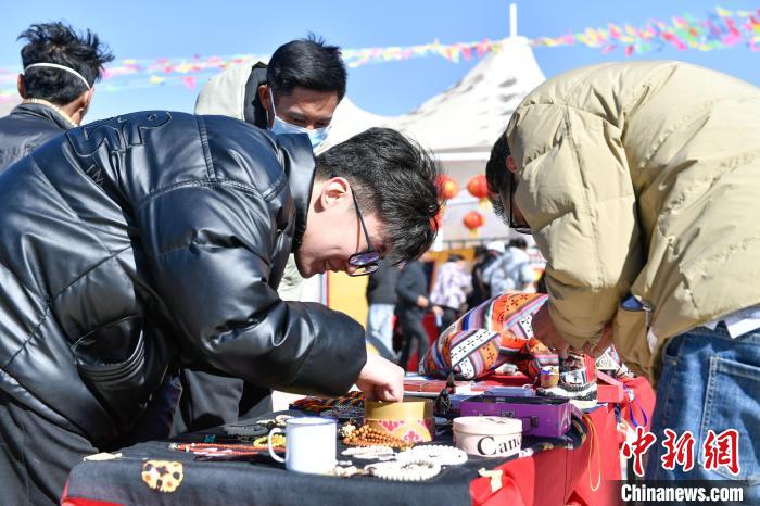 圖為展銷(xiāo)會(huì)現(xiàn)場(chǎng)。　貢嘎來(lái)松 攝