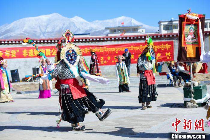 圖為藏戲非遺展演現(xiàn)場(chǎng)?！∝暩聛?lái)松 攝