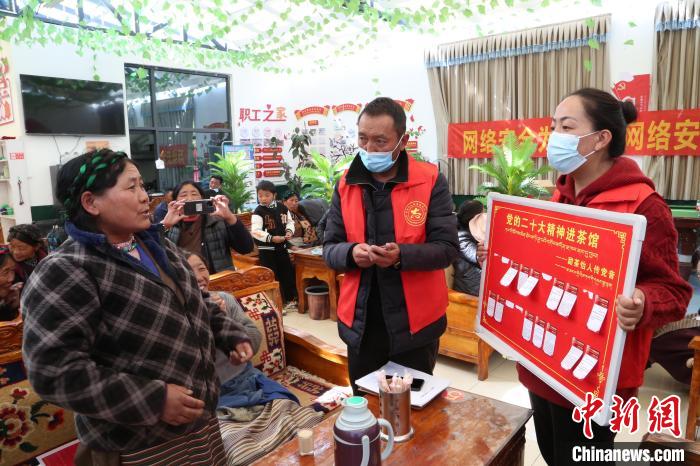 圖為瓊結縣村民參與問答?！愔闈扇?攝